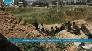عناصر جبهة النصرة أثناء ملاحقتهم لقوات النظام - يوتيوب