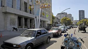 سيارات متوقفة في أحد شوارع بوينس آيرس - أ ف ب