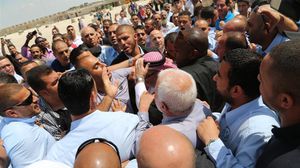 وزير الأوقاف الأردني هايل الداود أثناء انسحابه من المسجد الأقصى ممسكا بعقاله خشية أن يسقط - الأناضول