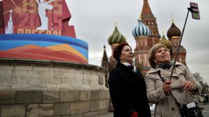 سيدتان تلتقطان سيلفي في الساحة الحمراء في موسكو - أ ف ب