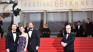 من اليسار الممثل مايكل فاسبندر والممثلة ماريون كوتيار والمخرج جاستن كورتسل مع تييري فريمو - أ ف ب 