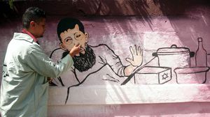 جدارية بغزة تضامنا مع الأسير خضر عدنان - الأناضول