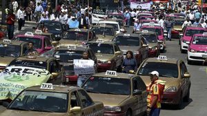 سائقو سيارات الأجرة يتظاهرون ضد أوبر في مكسيكو - أ ف ب