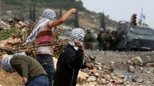 يواجه الفلسطينيون آلة القتل الإسرائيلية بالحجارة - أ ف ب