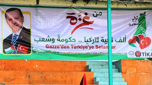 علقت لافتات شكر كبيرة داخل الملعب وخارجه لتركيا، لرعايتها مشروع حفل الزفاف - عربي21