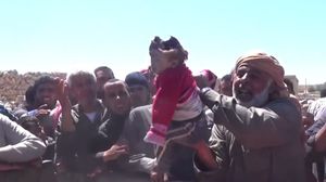 طفلة تهشم رأسها جراء قصف طيران التحالف - يوتيوب