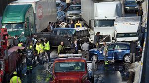  سيارات الإسعاف وشاحنات الحماية هرعت للمكان لإجلاء المصابين - أ ف ب