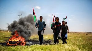 فلسطينيون على حدود غزة يتظاهرون ضد ممارسات الاحتلال - الأناضول