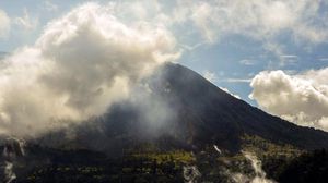 بركان توريالبا يقذف الرماد - أ ف ب