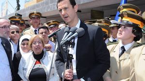 الأسد ظهر في حشد من مؤيديه من ذوي قتلى الجيش - تويتر