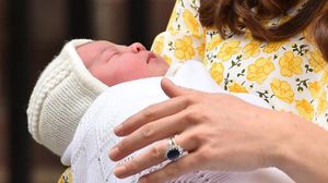 الأميرة كاثرين دوقة كامبريدج تحمل طفلتها المولودة حديثا في مستشفى سانت ماري وسط لندن - أ ف ب