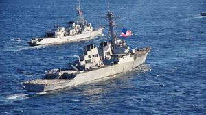 بدأت البحرية الأمريكية بمرافقة السفن عبر هرمز عقب احتجاز إيران لسفينة شحن (أرشيفية) - أ ف ب