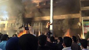 قام المتظاهرون بحرق مرافق الحكومية احتجاجا على الحادثة - تويتر