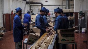 صناعة الحلوى في غزة تواجهها الكثير من العقبات التي تحول دون إنتاج الكميات المطلوبة - الأناضول