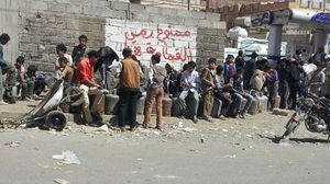 طوابير اليمنيين في انتظار تعبئة قنينات الغاز ـ عربي21