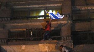 تسلق متظاهرون البرج الذي تقع السفارة فيه، وأنزلوا العلم الإسرائيلي ـ أرشيفية