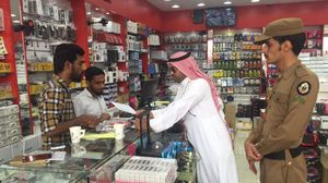 كانت وزارة العمل قد أصدرت قرارا بقصر العمل في منافذ البيع على 12 نشاطا ومهنة على السعوديين والسعوديات- أرشيفية