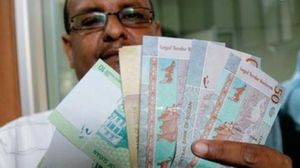 يشهد الجنيه السوداني هبوطا مستمرا أمام الدولار حيث بلغ سعر البيع أمام الدولار 77 جنيها- أرشيفية 