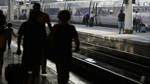 انتحرت شابة فرنسية في التاسعة عشرة من العمر ملقية نفسها على خط السكة الحديدية اثناء مرور القطار في ا