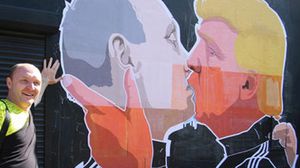  فلاديمير بوتين يقبل فيها المرشح الرئاسي الأمريكي دونالد ترامب بشفتيه ـ أرشيفية