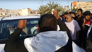 عراقي فقد ابنه في حادثة سبايكر يهاجم نائبا معمما- (من الفيديو)