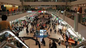 المهربون لا يغادرون صالة الترانزيت في مطار دبي لأن ذلك قد يعرضهم لعملية تفتيش من قبل عناصر الجمارك - أرشيفية