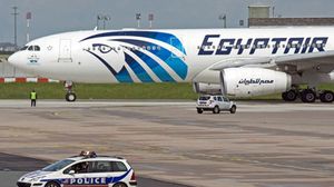 قال وزير الطيران المصري، شريف فتحي، إن البحث عن حطام الطائرة وجثامين الضحايا لا يزال مستمرا- أرشيفية