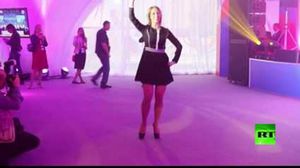 ذكرت وكالة "روسيا اليوم" أن رقصة زاخاروفا جاءت وفاء لوعد سابق قطعته - يوتيوب