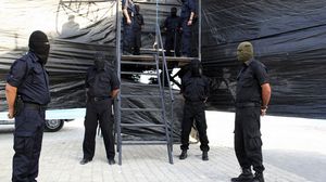 عناصر من الشرطة الفلسطينية في غزة قبل إعدام أحد المتهمين- أرشيفية