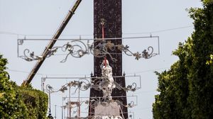 أُجريت عمليات ترميم وتلميع لتمثال بورقيبة قبل نصبه - الأناضول