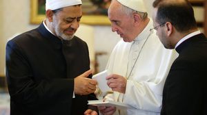 وقع  شيخ الأزهر وبابا الفاتيكان في 2019 في أبوظبي وثيقة لترسيخ قيم الحوار الإنساني العابر للهويات إلى فضاء الإنسانية- ا ف ب