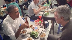 بي بي سي: أوباما يتناول وجبة شعبية وسط هانوي مع الطباخ الأمريكي أنثوني بوردين - إنستغرام