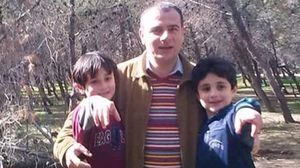 الصحفي الأردني المحتجز في الإمارات تيسير النجار رفقة ابنيه ـ أرشيفية
