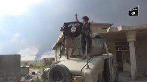 عناصر من تنظيم الدولة بعد عودتهم من إحدى المعارك - يوتيوب