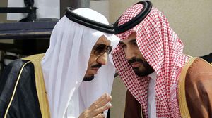 العاهل السعودي الملك سلمان (يسار) مع نجله وزير الدفاع محمد - أ ف ب