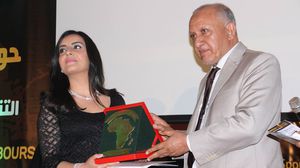 عمدة بلدية أكادير صالح المالوكي لحظة تكريم الإعلامية التونسية صبرين الحاج فرج - عربي21