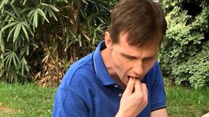 السفير البريطاني في القاهرة يأكل الفسيخ - تويتر