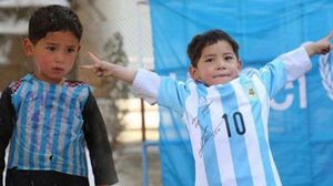الصبي الأفغاني لم ينعم طويلا بقميص ميسي إذ اضطر للهرب مع عائلته من أفغانستان- أرشيفية
