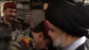 الفريق محمد رضا أثناء تقبيله يد مقتدى الصدر- يوتيوب