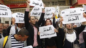 واحتج عشرات الصحفيين بكل محافظات الجزائر وقفات تضامنية مع الصحيفة ـ عربي21