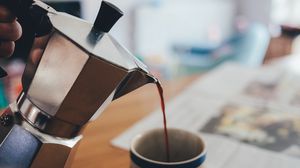 فنجان القهوة هو المنتج النهائي لسلسلة مركبة من العمليات 