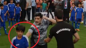 ولعب مارادونا الكرة مع مجموعة من الأطفال- يوتوب