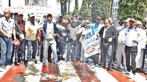 عمال مغاربة يحرقون علم الكيان الصهيوني أمام البرلمان ـ فيسبوك