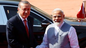الرئيس التركي رجب طيب أردوغان رفقة رئيس الوزراء الهندي ناريندرا مودي- الأناضول