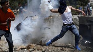 يستخدم جنود الاحتلال، الرصاص الحي والمعدني المغلف بالمطاط وقنابل الغاز السام المسيل للدموع لقمع المتظاهرين- أ ف ب