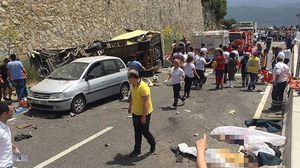 لقي 15 شخصا حتفهم وأصيب 28 آخرون بجروح بحادث سير لحافلة صغيرة تقل مهاجرين قرب حدود إيرانية وتركيا- الأناضول