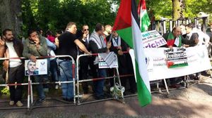 المتظاهرون نددوا بإجراءات الاحتلال بحق الأسرى الفلسطينيين- عربي21
