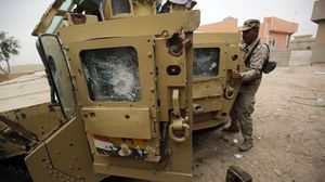 الجندي العراقي يقود جرافة اعترض تقدم سيارة مفخخة بالموصل- أ ف ب