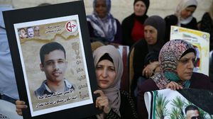يخوض الأسرى في سجون الاحتلال منذ نحو شهر إضرابا مفتوحا عن الطعام- ا ف ب