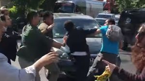 عناصر حزب العمال اعتدوا بالضرب على مؤيدي أردوغان أمام مقر إقامته- يوتيوب